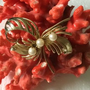 Vintage pearl brooch